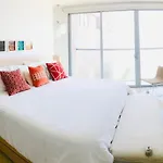 Luxurious And Modern Oceanfront Apartment With Views Of The Historic City 2B And 2Br