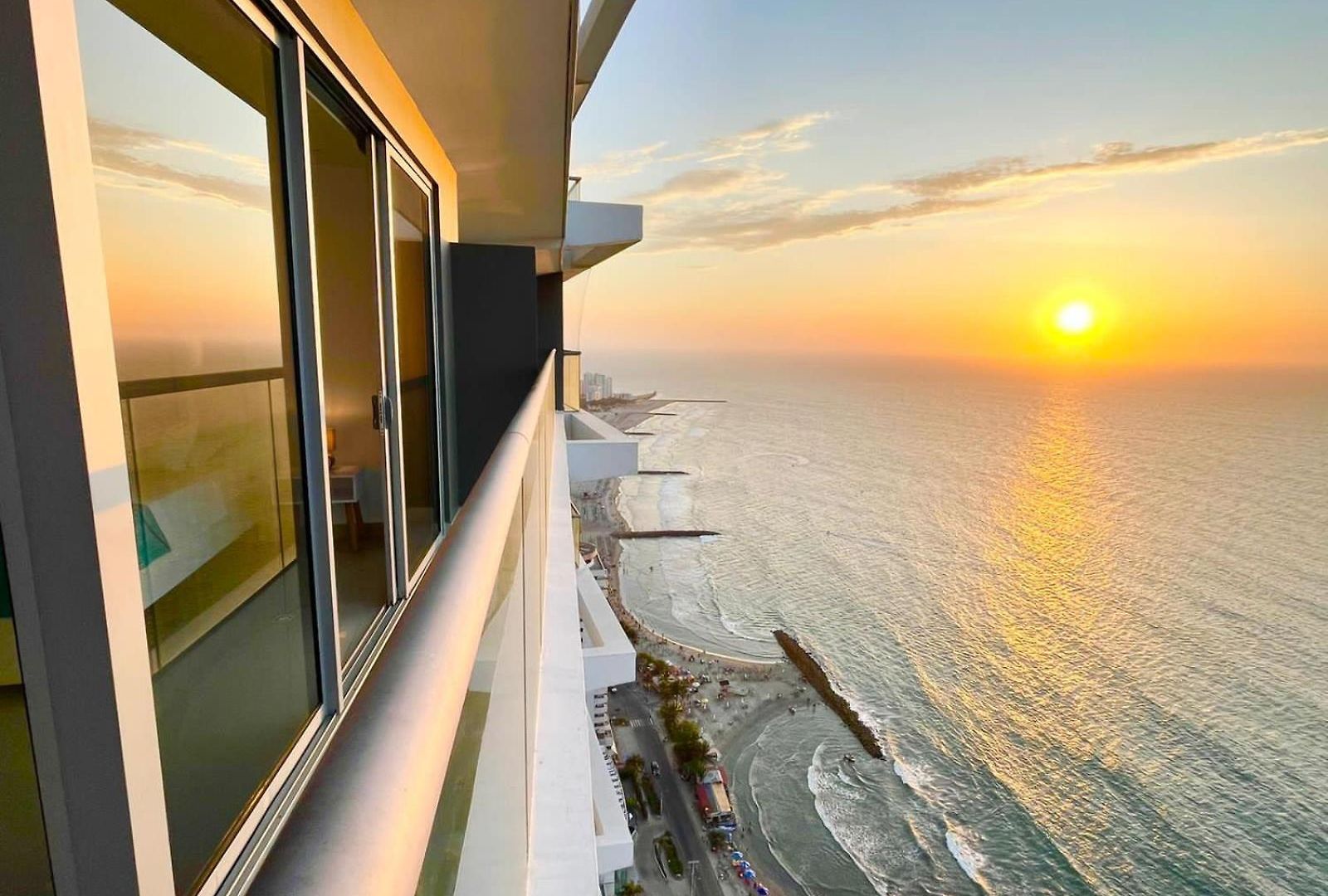 Apartment Luxurious And Modern Oceanfront With Views Of The Historic 2b And 2br Cartagena