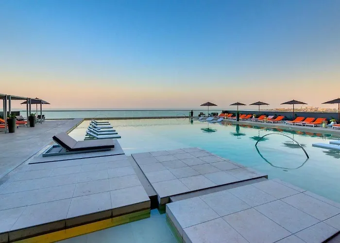 Luxurious And Modern Oceanfront Apartment With Views Of The Historic City 2B And 2Br